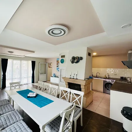 Villa Holiday בית הארחה