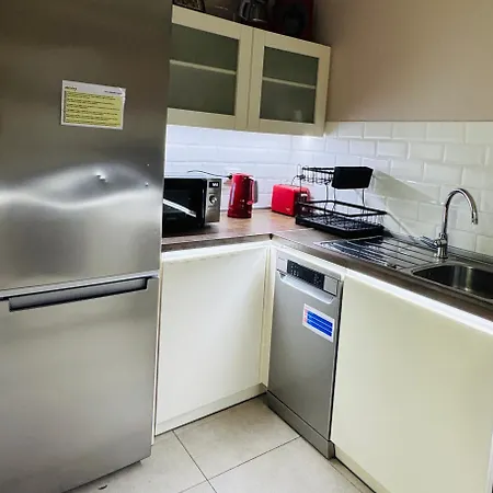 Villa Holiday בית הארחה 4*