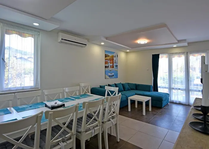 Πανσιόν Villa Holiday 4*